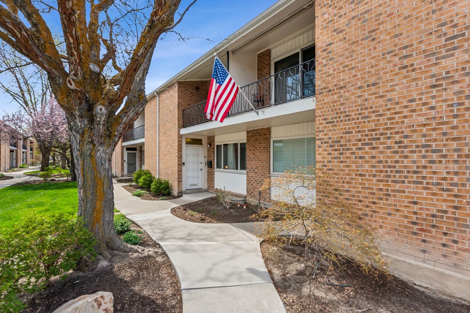 Spacious, newly renovated 2 bdr Condo Murray $1700 (utilities included)