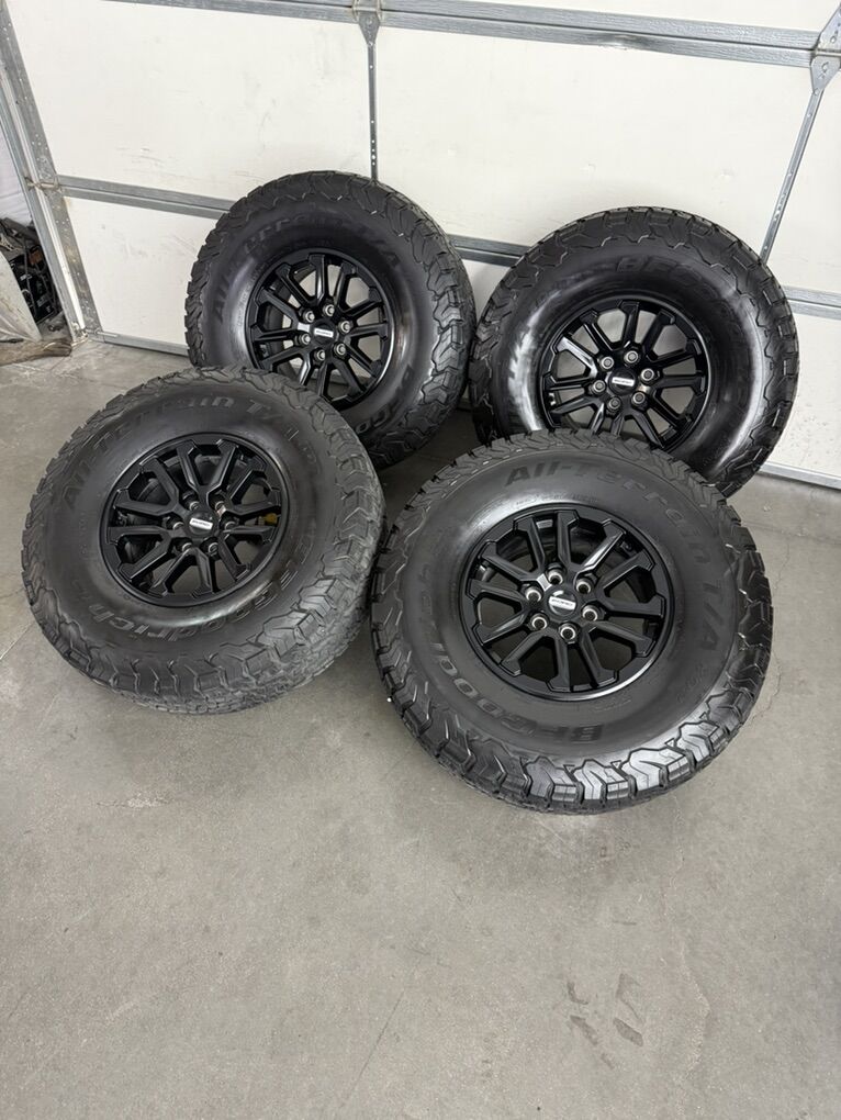 LIKE NEW 2024 Ford Raptor OEM rims/ 37x12.50r17