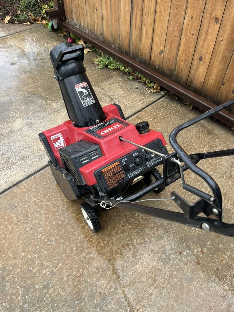 Toro strong running snowblower
