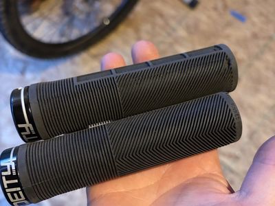 Deity Knuckleduster lock on grips