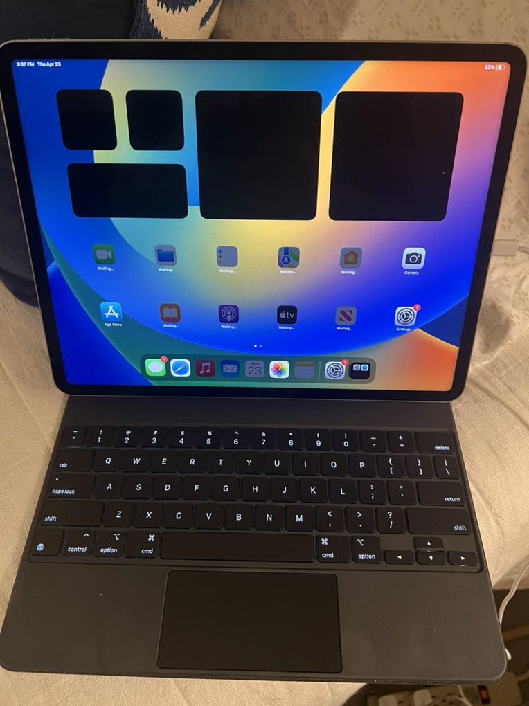 IPad Pro 12.9 6th Gen W/ Magic Keyboard