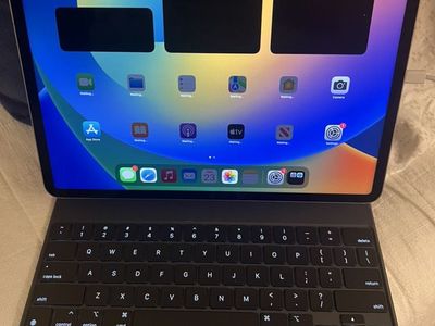 IPad Pro 12.9 6th Gen W/ Magic Keyboard