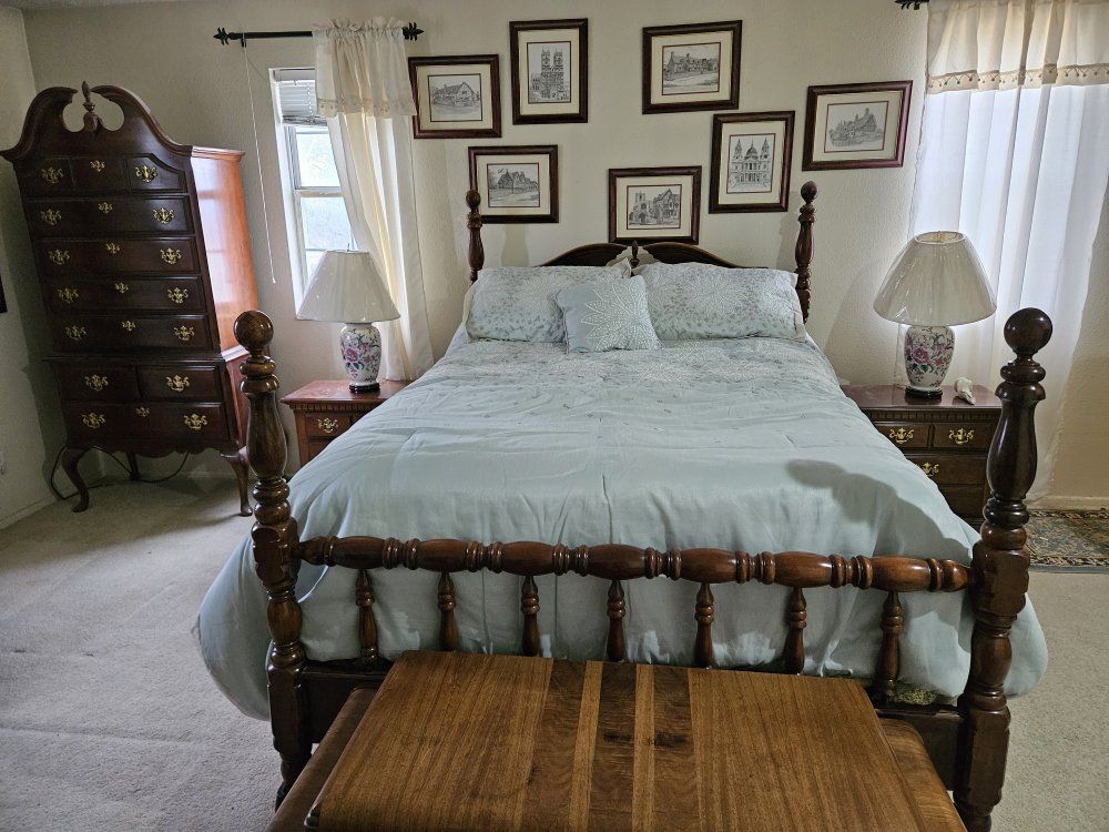 Vintage Cherry Wood Queen Sized Four-Poster Bed with Dresser and Mirror 6-piece Set