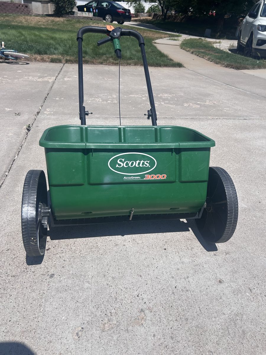 Scotts AccuGreen 3000 Broadcast Spreader - Green Walk-Behind Push Lawn Spreader