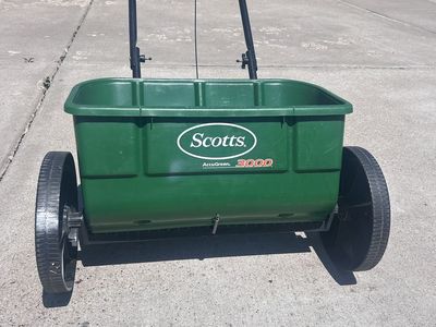 Scotts AccuGreen 3000 Broadcast Spreader - Green Walk-Behind Push Lawn Spreader