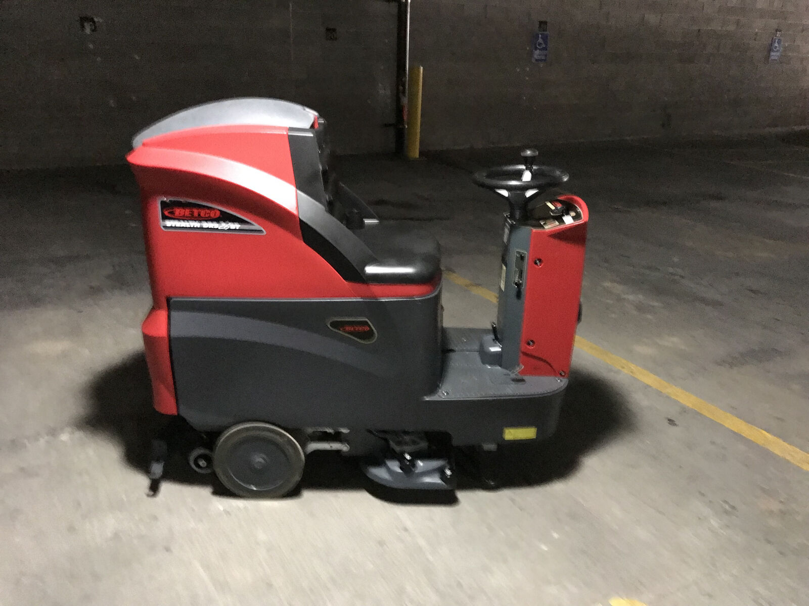 BETCO FLOOR SCRUBBER 26 INCH MACHINE LOW HOURS