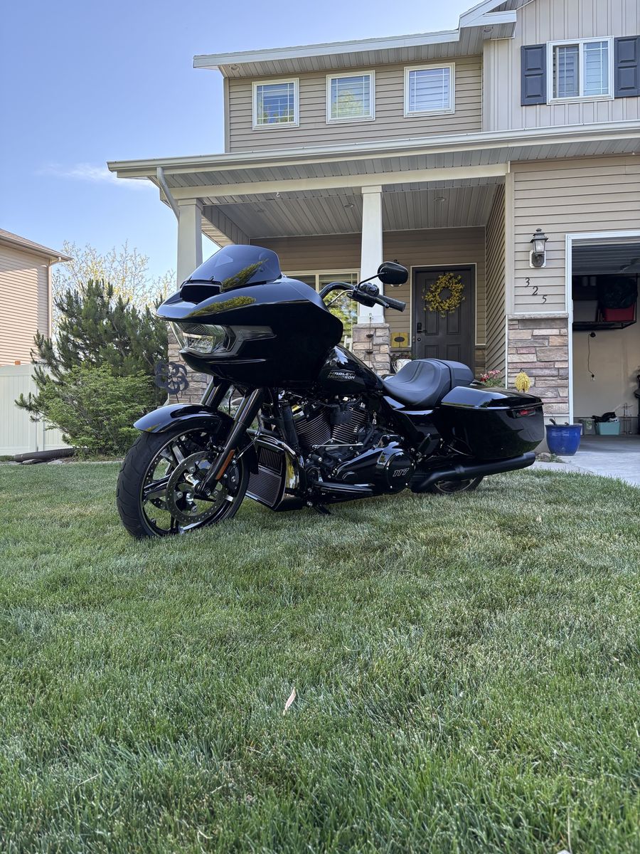Harley-Davidson Road Glide 117 Touring Motorcycle - Black Out Finish