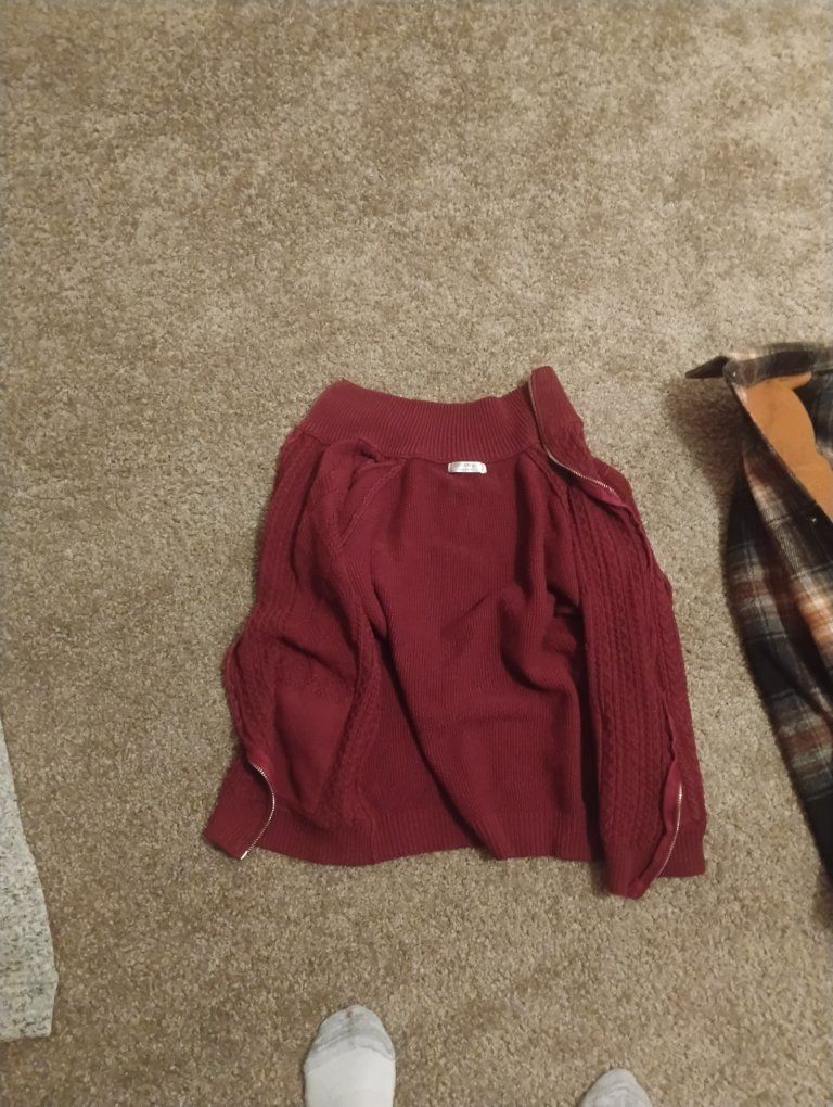 Stylish Burgundy Quarter-Zip Sweater - Size Medium - Perfect for Layering