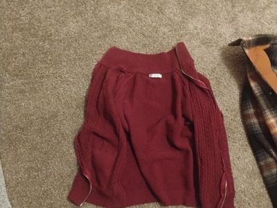 Stylish Burgundy Quarter-Zip Sweater - Size Medium - Perfect for Layering