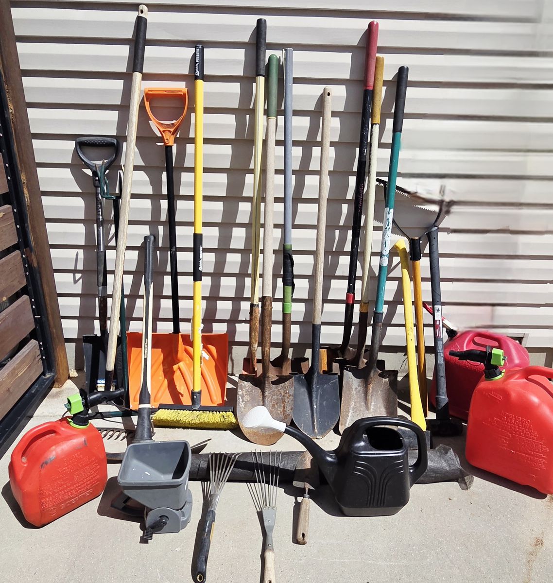 Huge Bundle of 28 Landscaping & Yard Tools – Shovels, Rakes & More