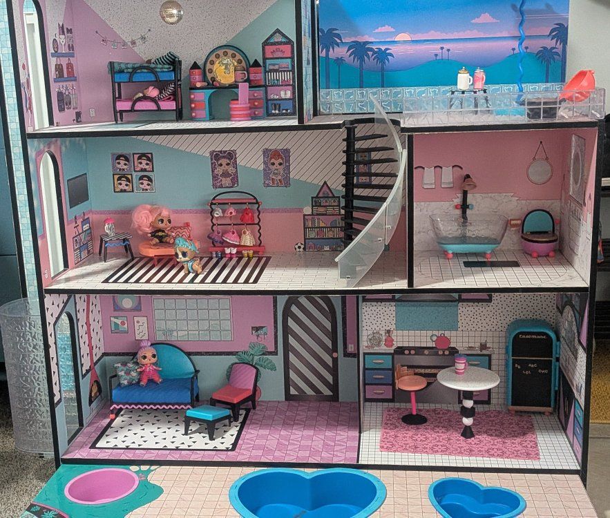 L.O.L. Surprise! Wooden House Dollhouse with Furniture, Accessories & Dolls