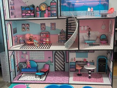 L.O.L. Surprise! Wooden House Dollhouse with Furniture, Accessories & Dolls