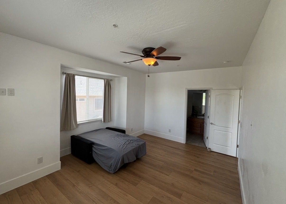 Main image 3