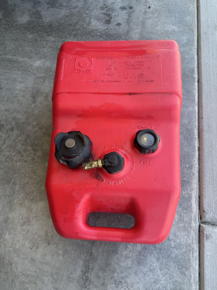 2 Outboard Motor Fuel Tanks with Fuel Gauge and Evinrude/Johnson Connection