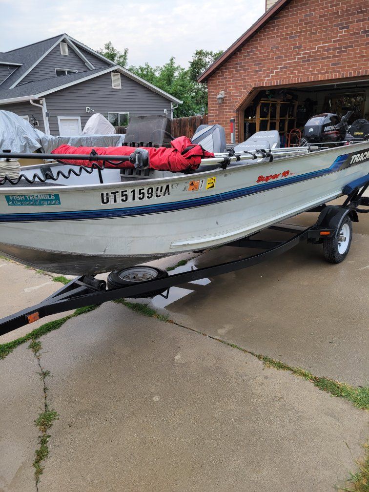 Tracker Super 16 pro Boat with Mercury 40HP & 6HP Outboard Motors & Trailer