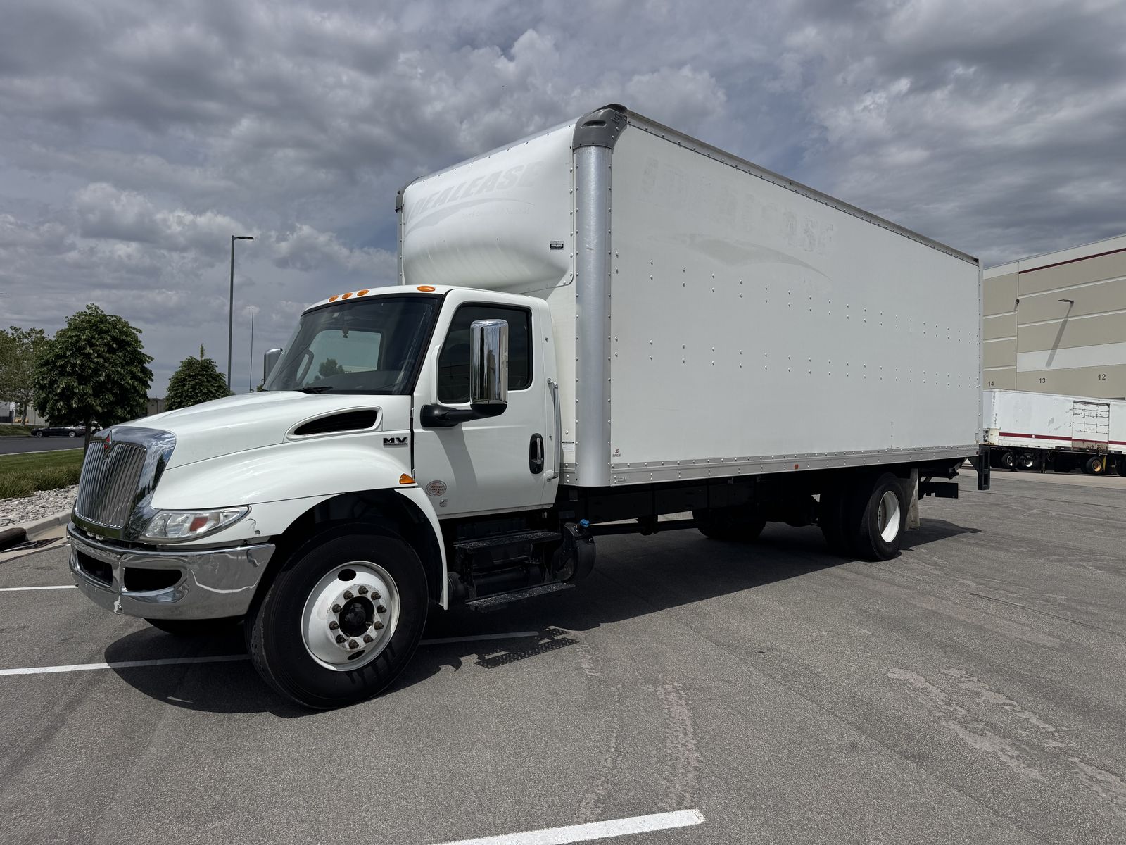 2020 International MV607 26' Box Truck w/Lift Gate & Trailer Hitch