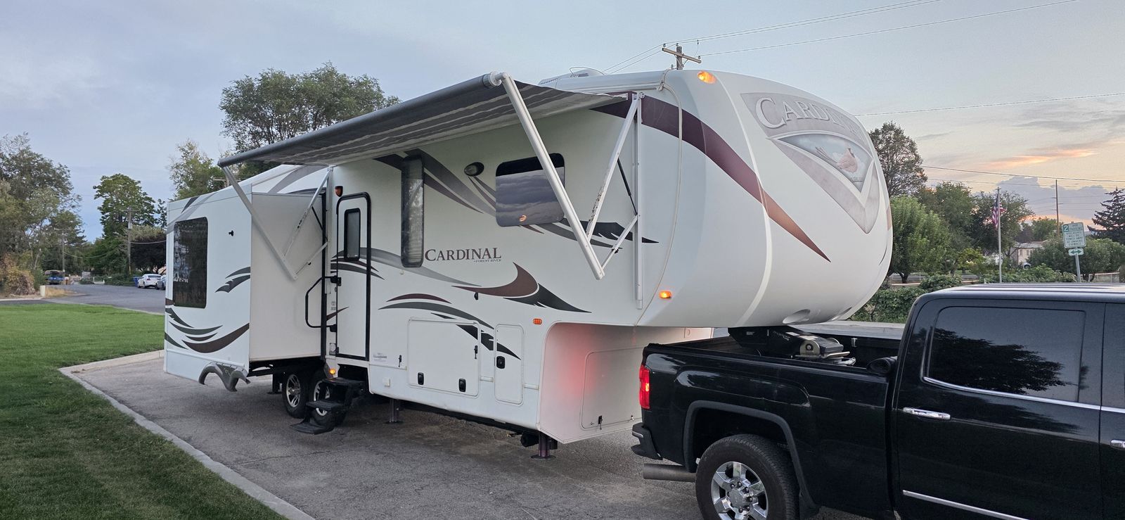 2013 Forest River Cardinal fifth Wheel 35 Feet 3 slides 4 seasons, one owner
