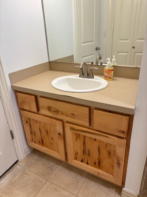 Vanity for one sink with 2 drawers and 2 doors, faucet and sink included 41,5 inch W x 22 D x 32 H