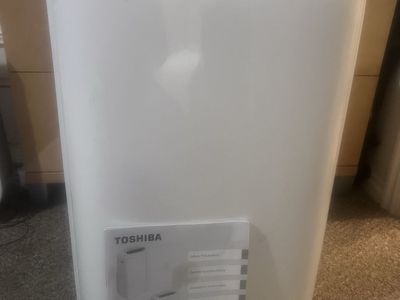 Toshiba Portable Room Air Conditioner w/Manual. Built in Wi-Fi, smartphone assist, like new!