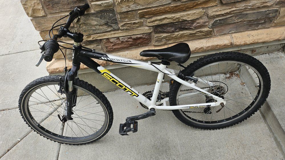 Scott spark Jr Mountain bike 24 in wheels