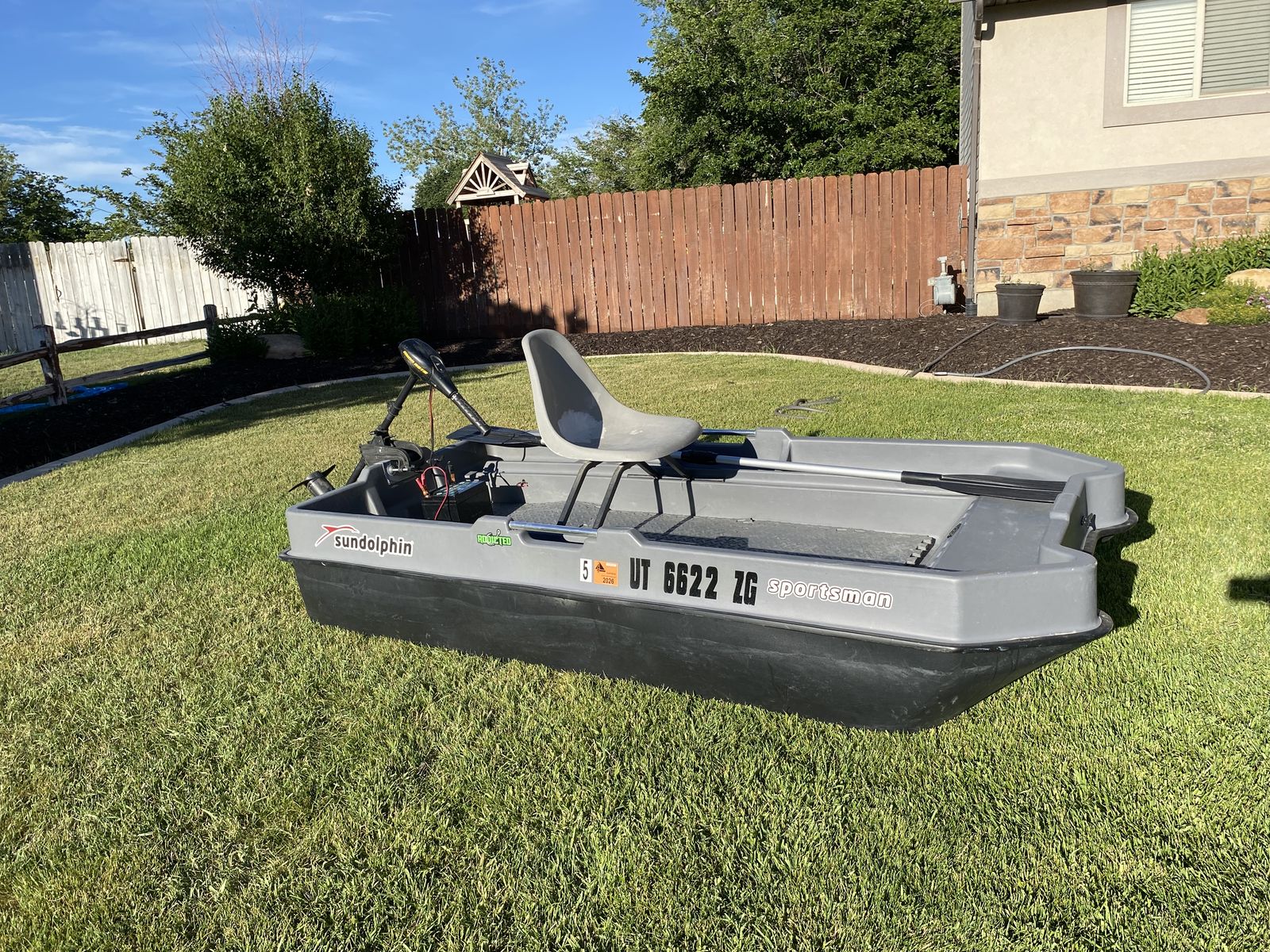 Sun Dolphin Pontoon Fishing Boat W/Trolling Motor - $500