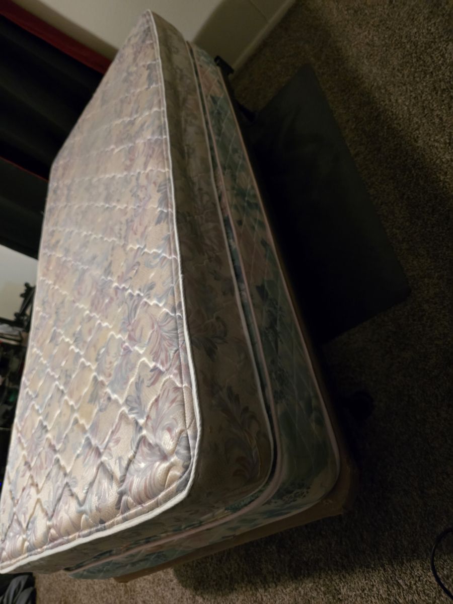 Twin bed with boxspring+frame and mat