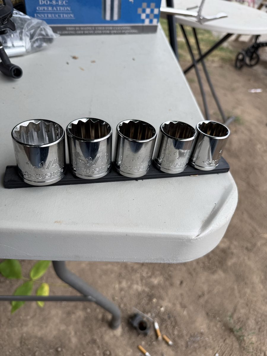 Husky 12-Point 1/2 in. Drive Socket Set - 1-1/4, 1-3/16, 1-1/8, 1-1/16, 1 inch SAE