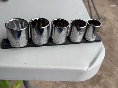 Husky 12-Point 1/2 in. Drive Socket Set - 1-1/4, 1-3/16, 1-1/8, 1-1/16, 1 inch SAE
