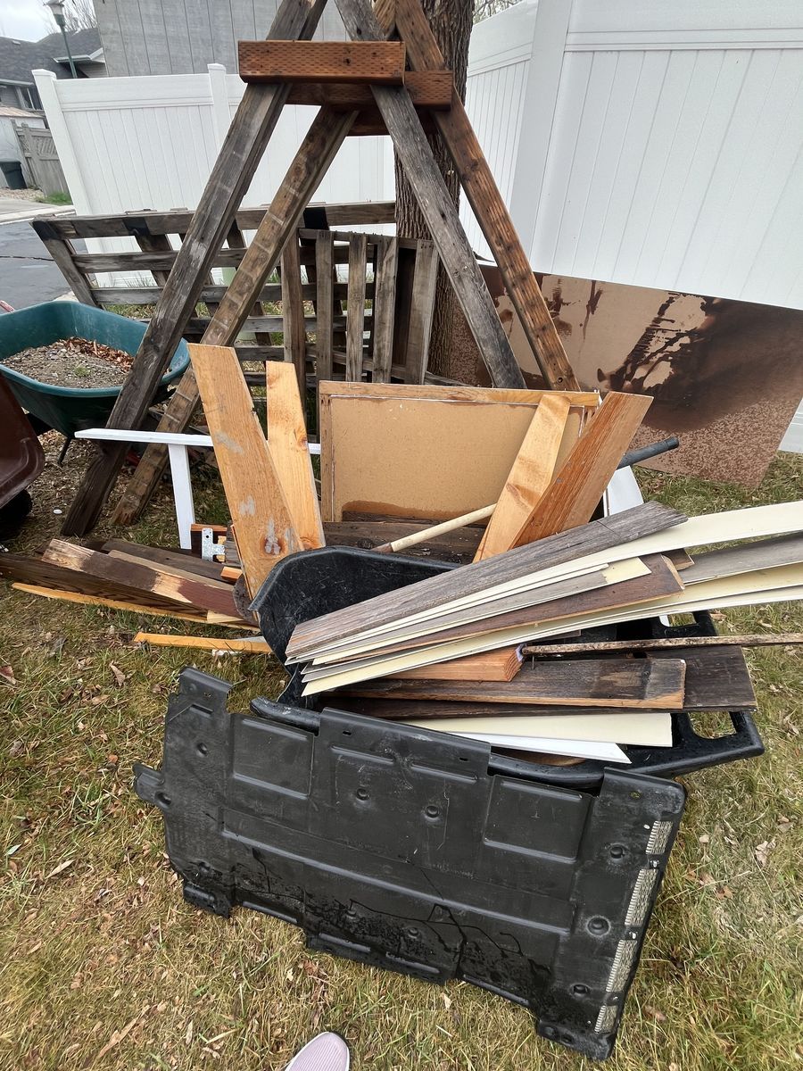 Free wood and pallets