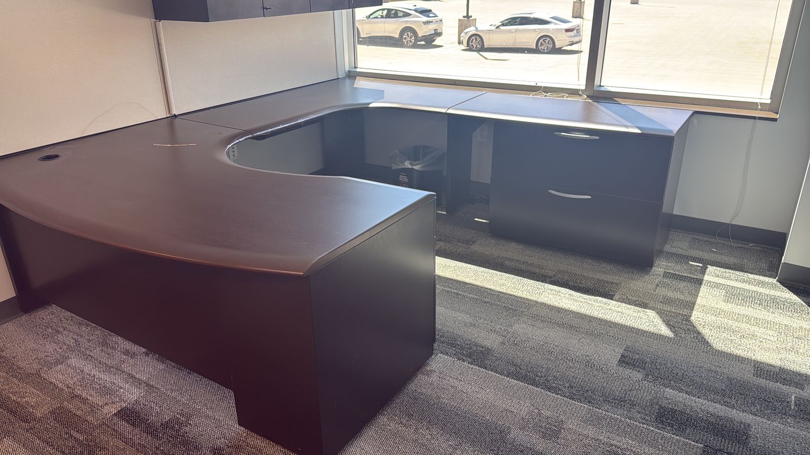 Office desks / executive desks tables 