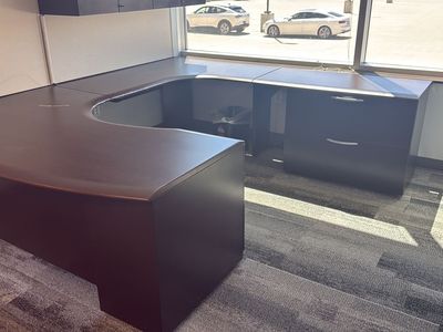 Office desks / executive desks tables