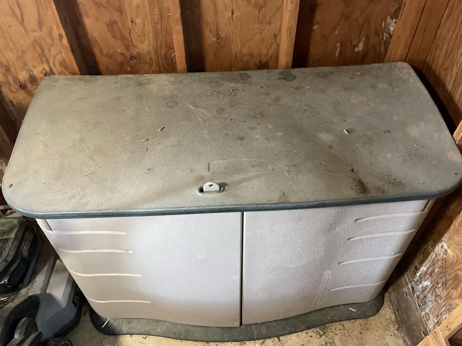 Rubbermaid plastic bin
