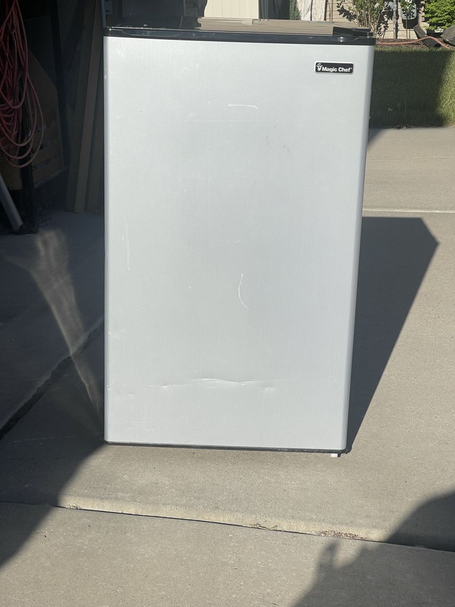 Magic Chef MCAR170B1 1.7 cu. ft. Mini Fridge White Compact Refrigerator