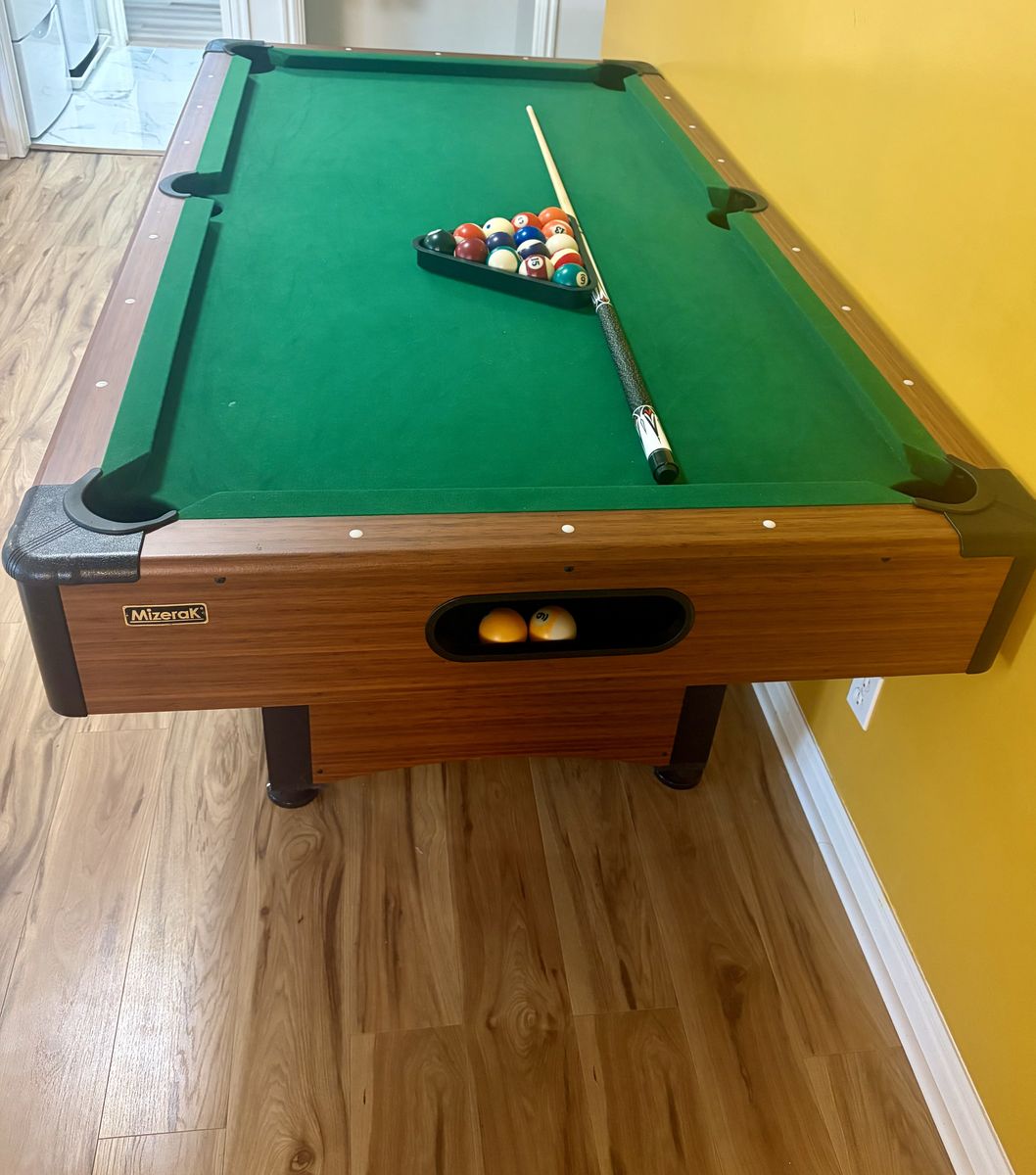 Pool table 