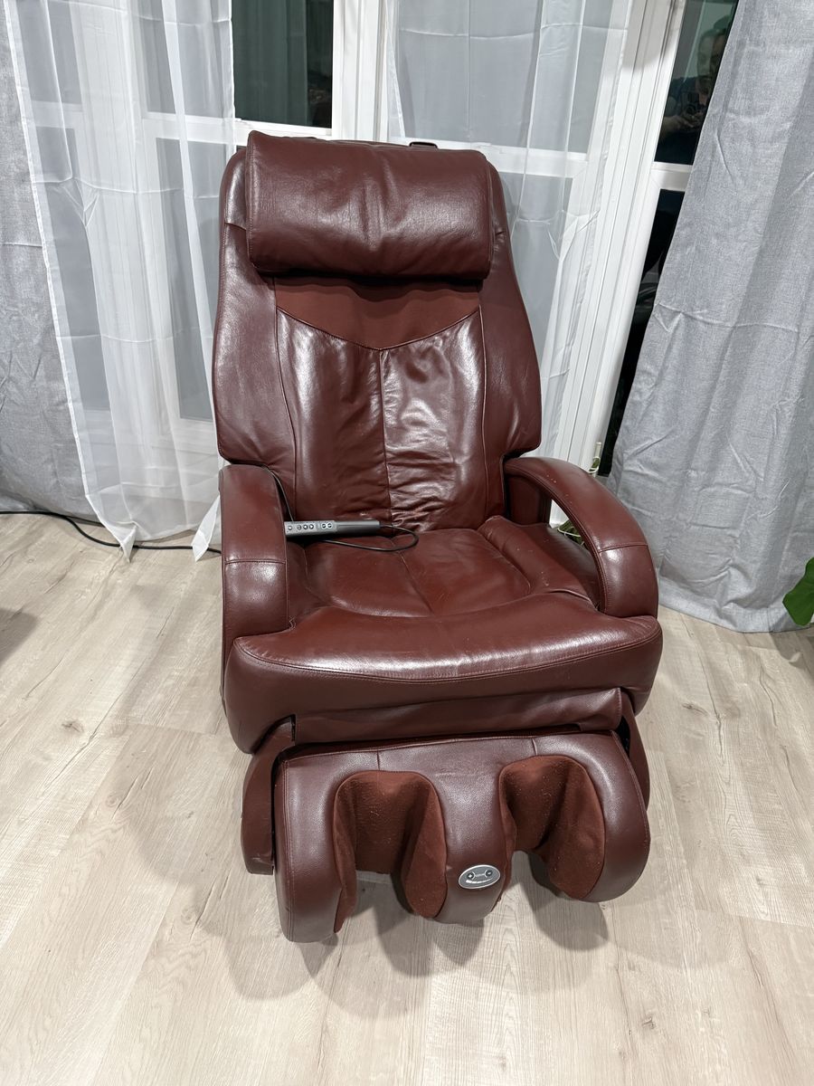 Human touch massage chair
