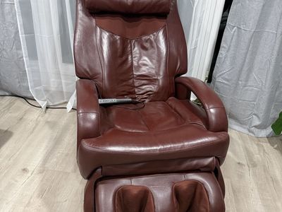 Human touch massage chair