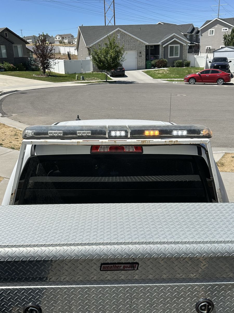 Construction light bar with bed mount