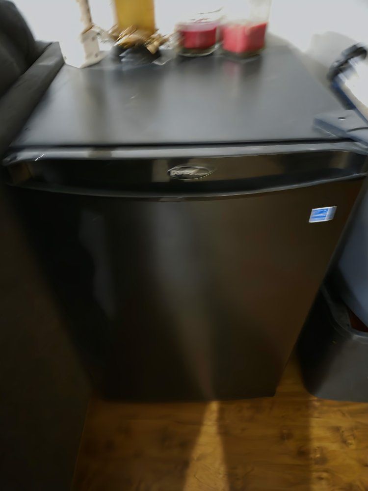 Danby Mini Fridge - Compact Refrigerator with Freezer, Black Finish