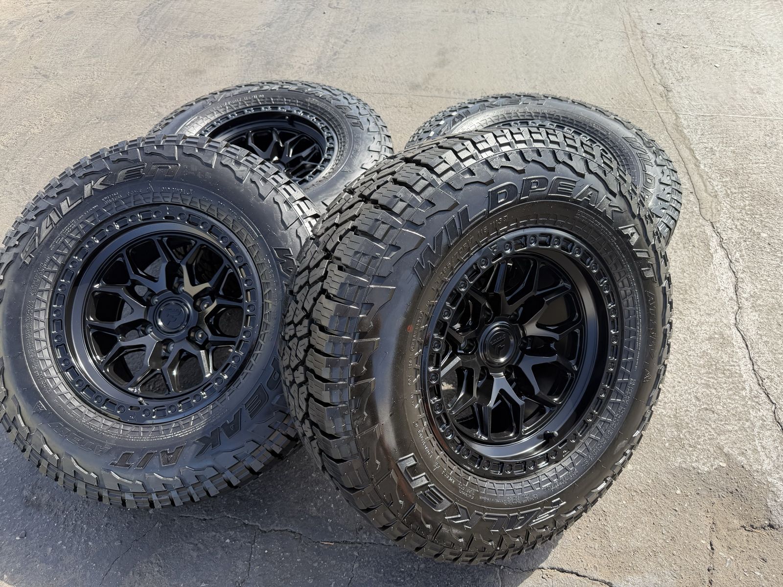 17" Fittipaldi 6 Lug 6x5.5 33” Falken At4w 285/70R17