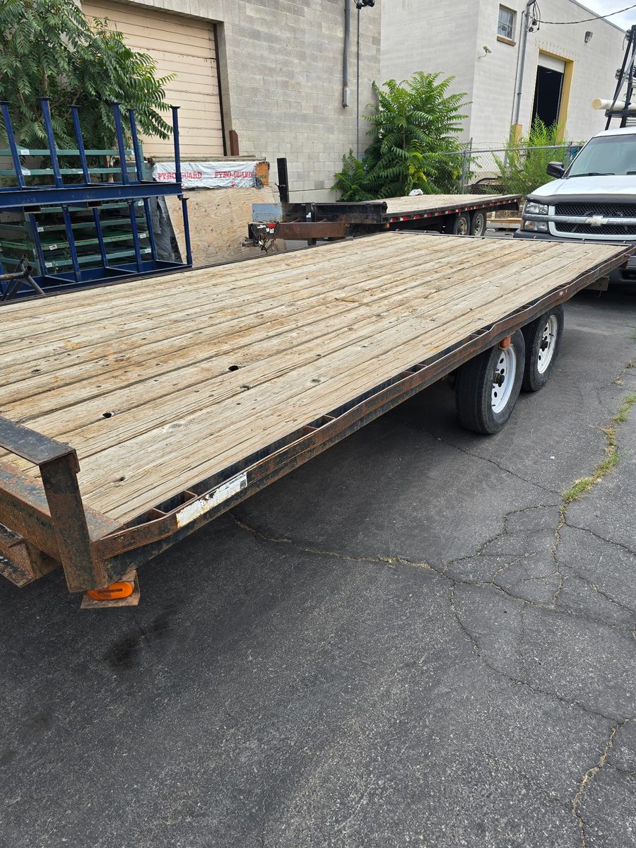 2013 Flatbed trailer w/ ramps