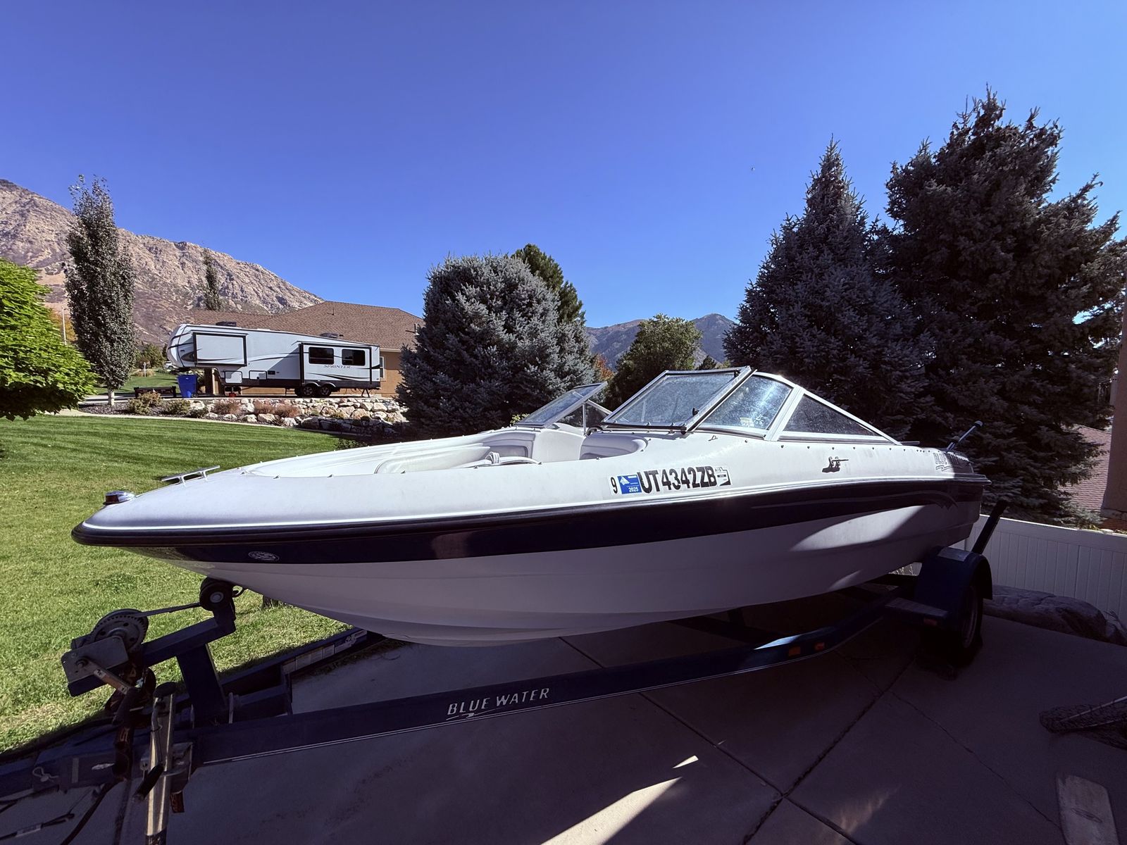 2006 Bluewater Breeze Power Boat - New Motor 30 hours