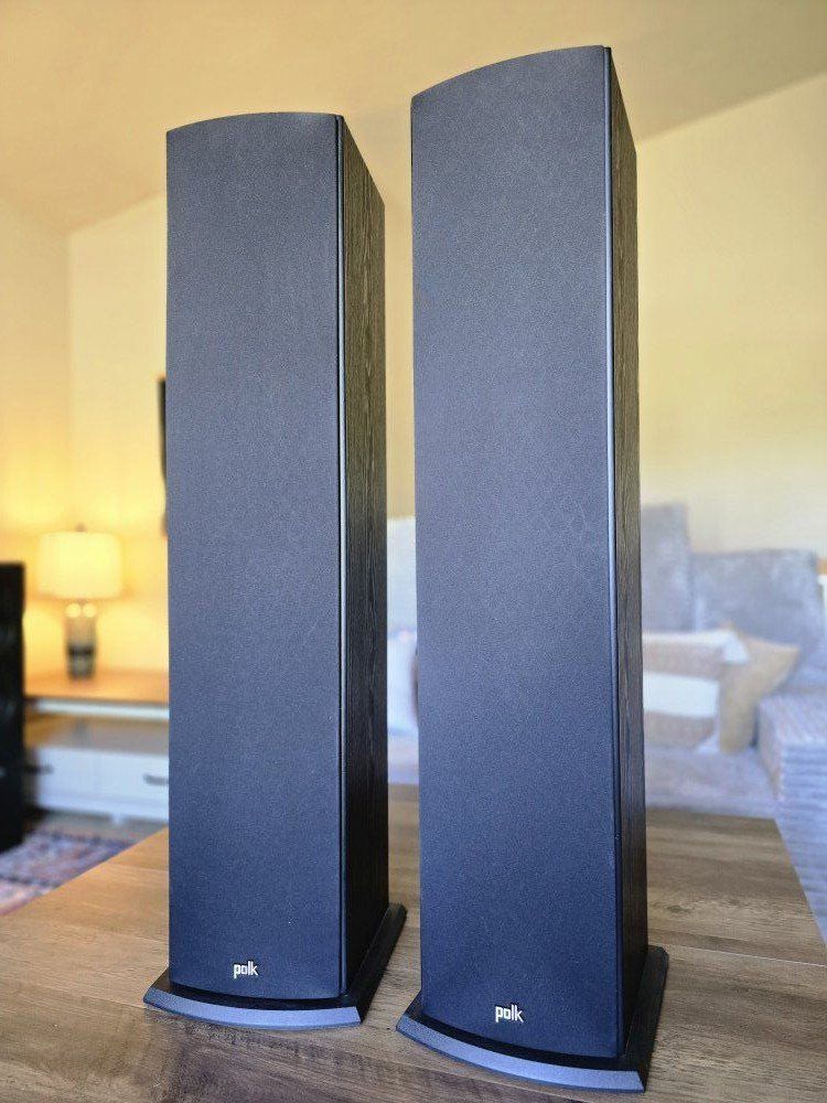 Like New PolkAudio T50 pair of speakers