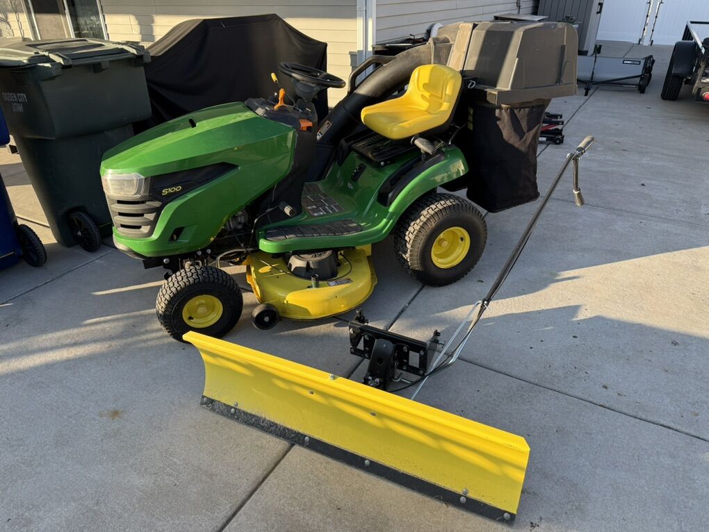 John Deere S100 w/ Bagger And (new) Snow Blade