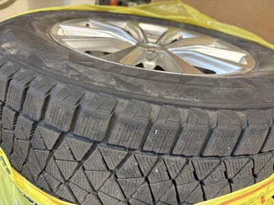 Bridgestone Blizzak DM-V2 Snow Tires 235/65R17