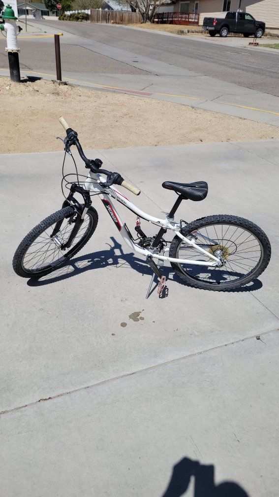 Specialized Hotrock 24 kids mountain bike