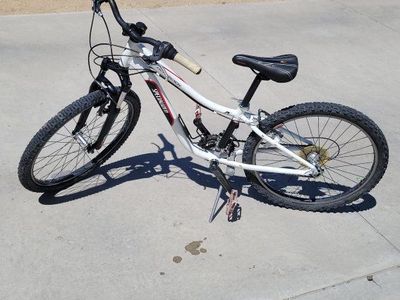 Specialized Hotrock 24 kids mountain bike