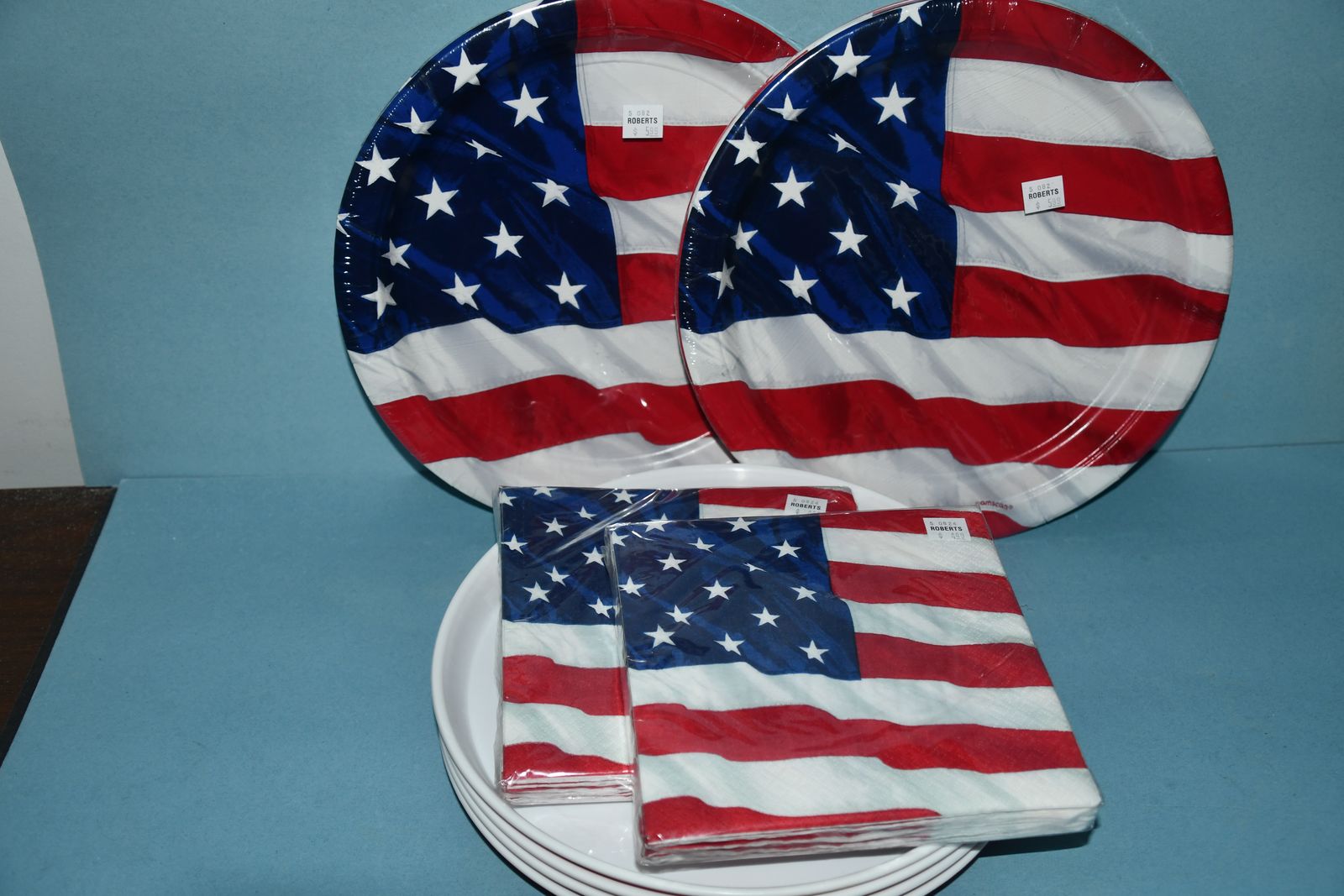4th of JULY SERVING SET ~ 16 PAPER PLATES (10"), 32 NAPKINS (3 ply) & 4 RED SERVING DISHES ~ VERY NICE!