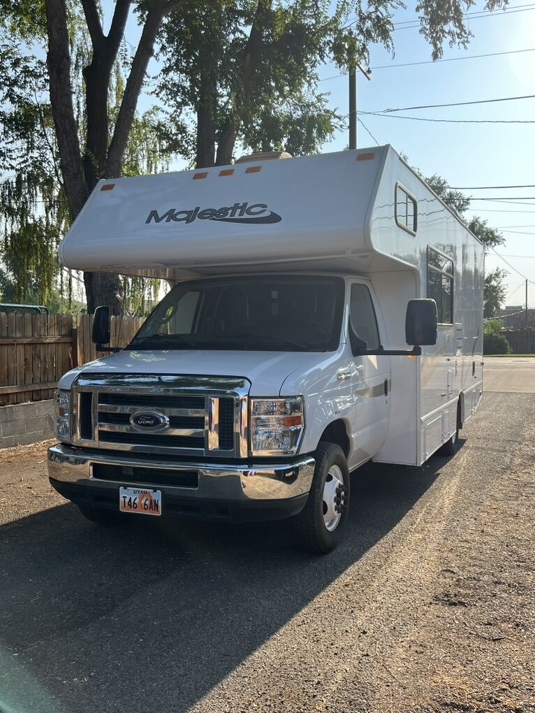 2018 Thor Motorcoach Majestic (Fully Equipped with all Accessories included)