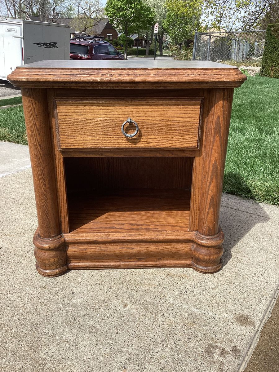 Oak End Table/Nightstand
