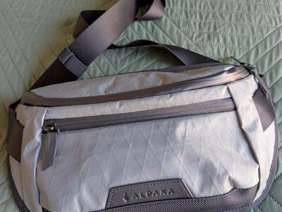 LIKE NEW Alpaka Bravo Sling Mini V2 Crossbody
